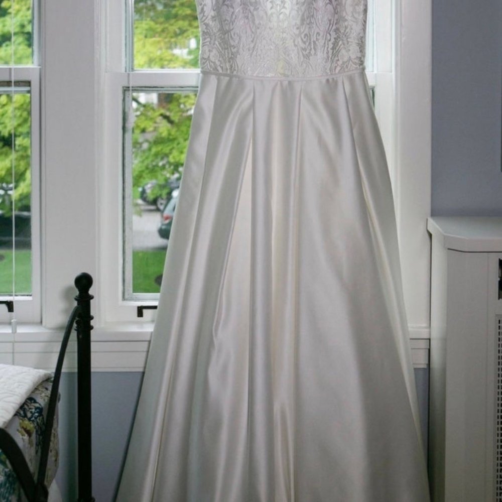 Monica Loretti Wedding Dress (unaltered)